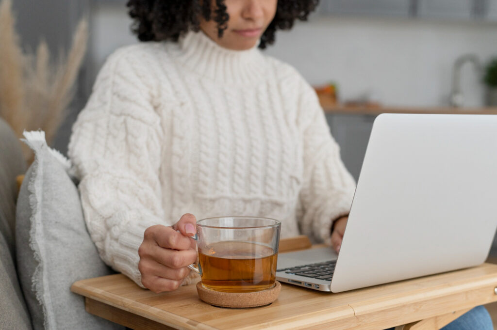 Garder la boisson chaude pendant des heures : le mug connecté tient la température, se met en veille seul et évite l’encombrement de câbles sur le bureau