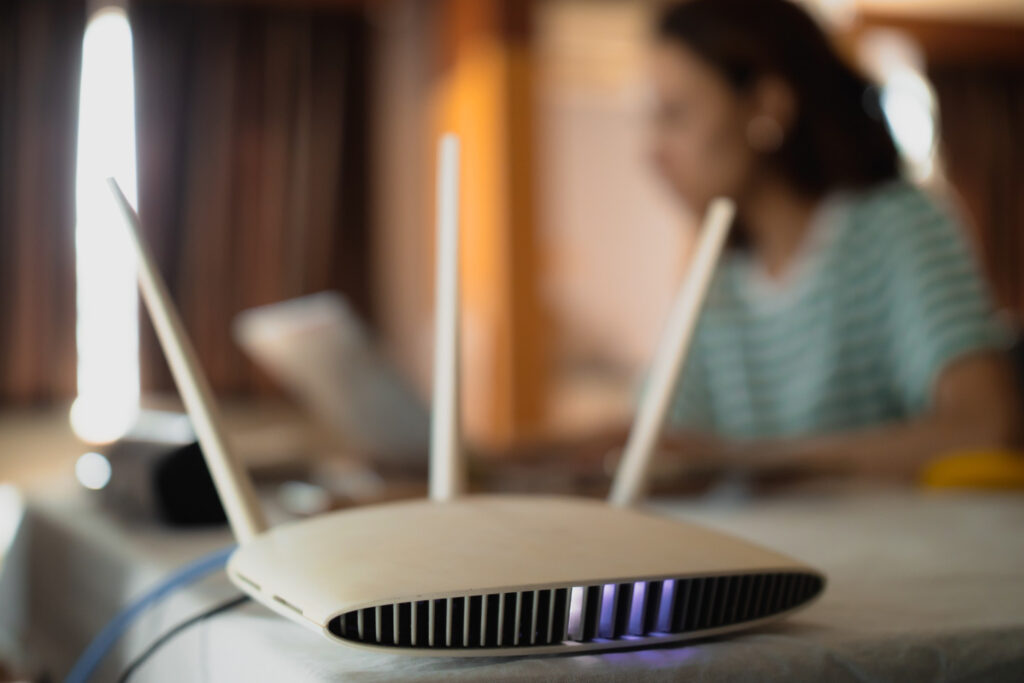 Internet domestique pendant les coupures : alimenter le routeur via mini-onduleur ou powerbank USB-C PD pour garder la connexion sans redémarrages ni chutes de signal