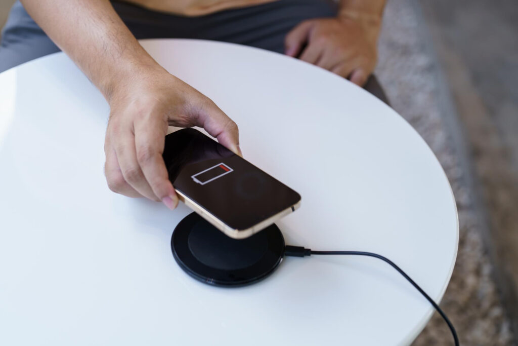 Support MagSafe au quotidien : des appels vidéo confortables, une recharge sans fil et un mode horloge nocturne sans fouillis de câbles ni cadrage bancal